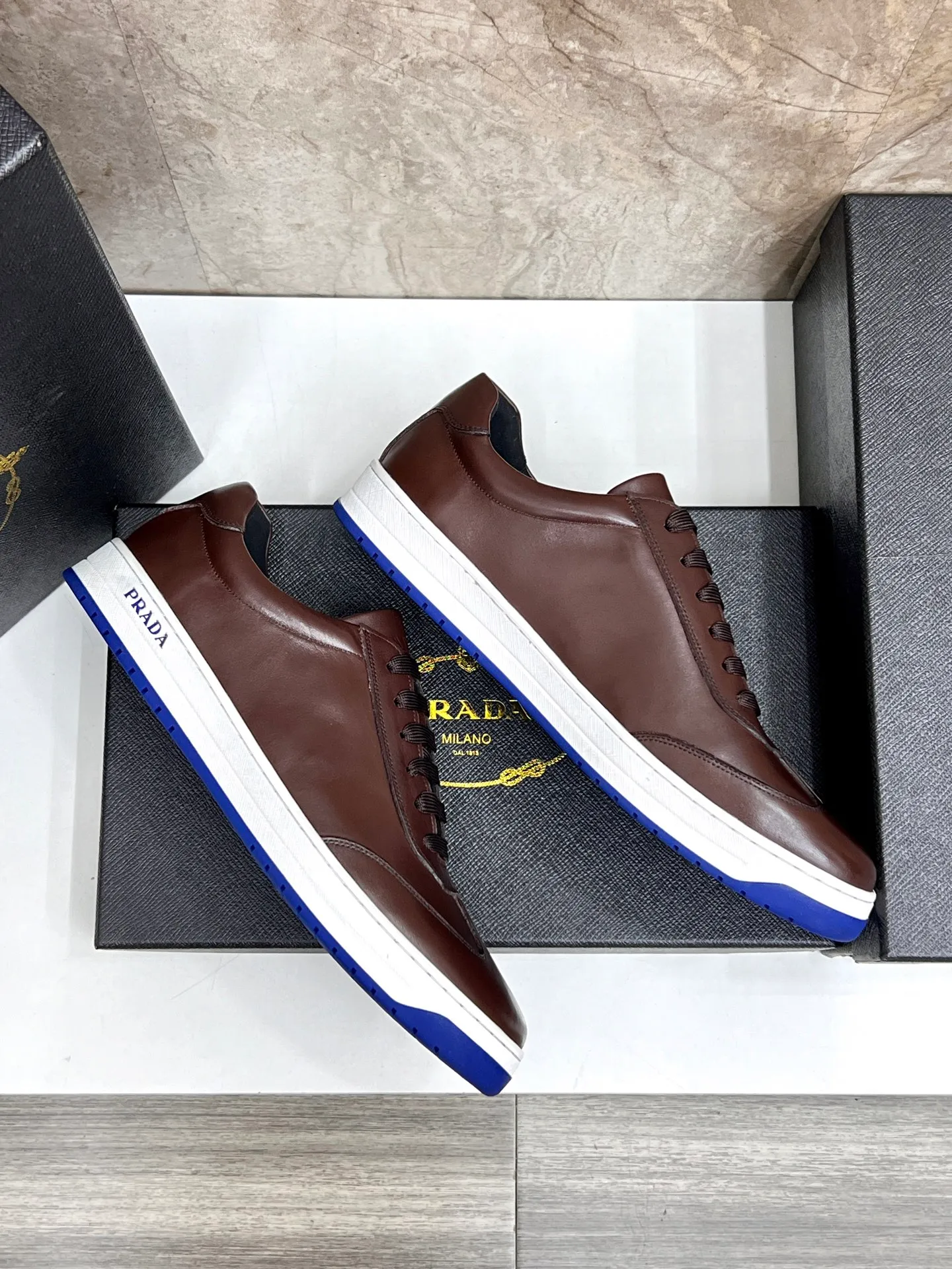 💰620 Prada classic men’s lace-up casual shoes｜Imported cowhide upper｜Layered stitching design on the upper Lightweight and breathable｜Soft and comfortable｜PRADA letters on the side｜Distinctive sporty style Showing the brand style｜Lightweight embossed rubber sole｜With cowhide foot pad lining｜Excellent foot feel Fashionable and elegant｜Size: 38-44 (customized at 45)